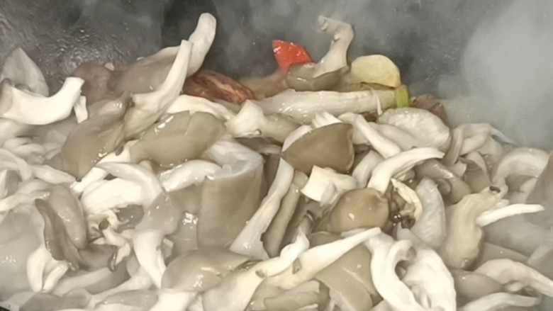 蘑菇炒肉片,放入蘑菇,炒匀至断生