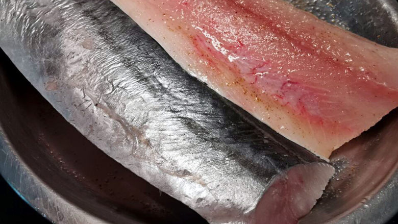 椒香鱼块,腌制鱼肉,大约15分钟