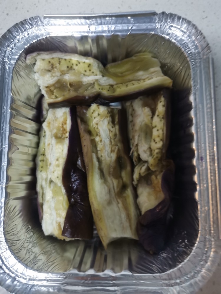锡纸烤茄子,<a style='color:red;display:inline-block;' href='/shicai/ 58'>茄子</a>洗干净上锅蒸10分