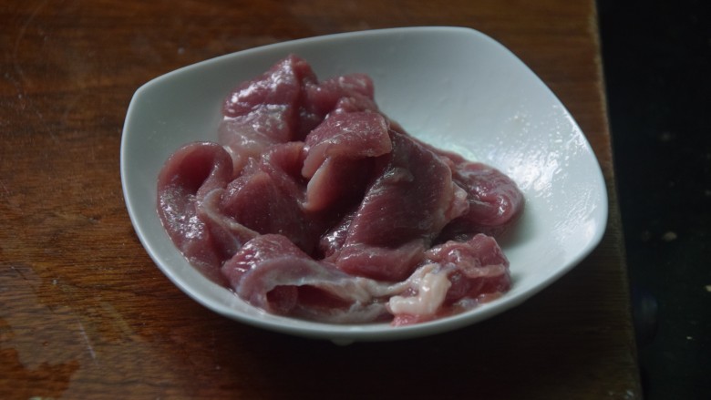 迷你手抓饼,加入食用油和食用小苏打抓匀,腌制十五分钟