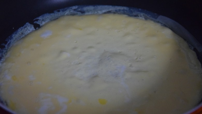 迷你手抓饼,起锅热油,倒入蛋液煎至凝结,翻面再煎一下