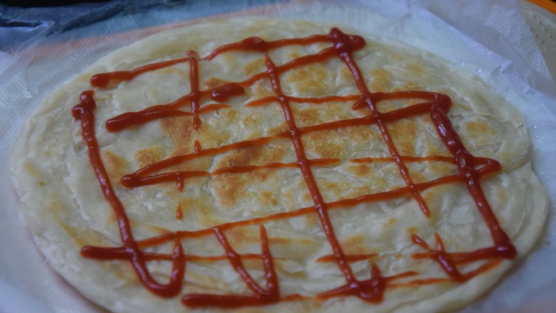 迷你手抓饼,出锅,挤上<a style='color:red;display:inline-block;' href='/shicai/ 699'>番茄酱</a>