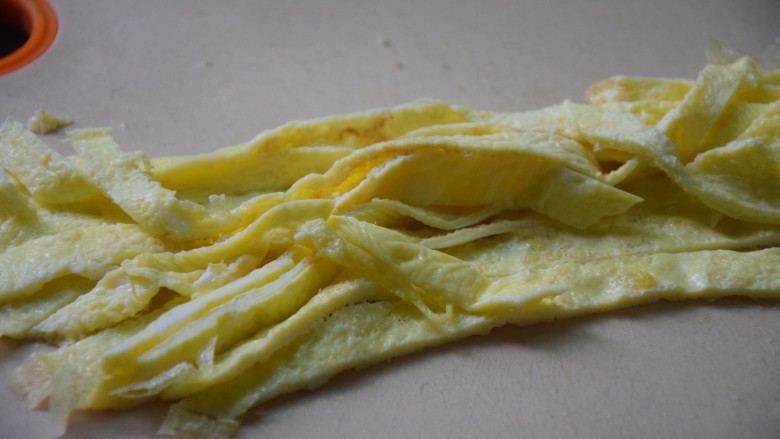 迷你手抓饼,出锅,切成鸡蛋条