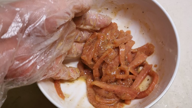 青椒爆炒牛里脊,反复抓拌均匀,静置20分钟入味。