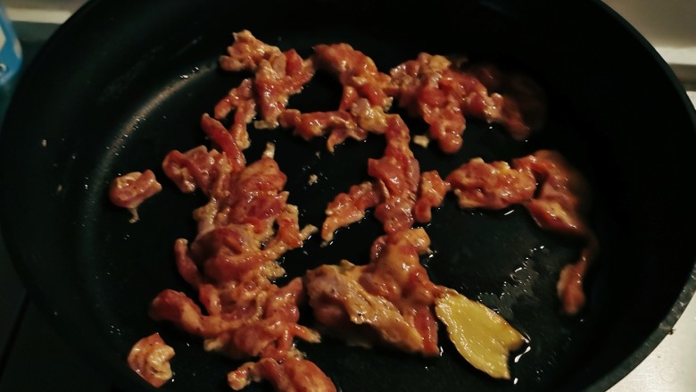 青椒爆炒牛里脊,放入里脊肉,翻炒变色。