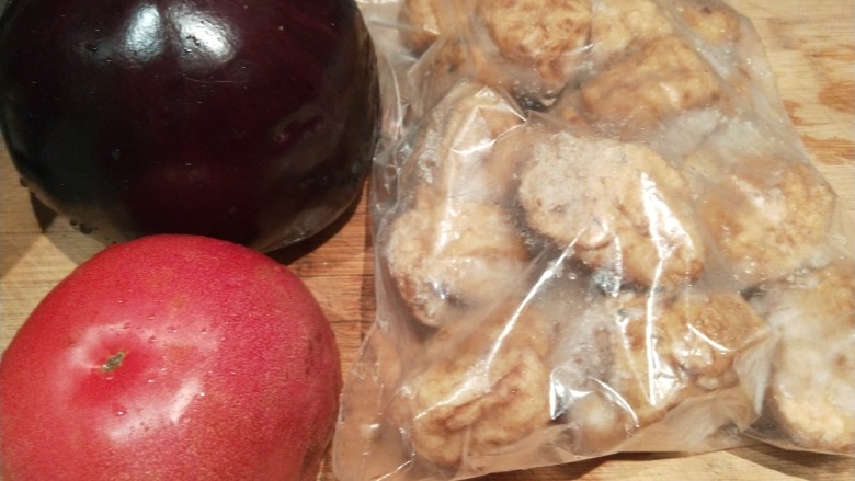 豆腐卤面,主要食材,<a style='color:red;display:inline-block;' href='/shicai/ 483'>油豆腐</a>,茄子,番茄。