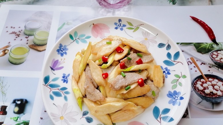 蒜香茭白,拍上成品图,一道美味的蒜香茭白就完成了。