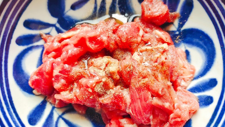 青椒爆炒牛里脊,牛里脊切粗丝,加适量料酒、胡椒粉、一勺细砂糖,几滴食用油