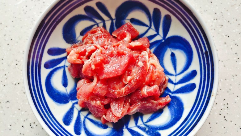 青椒爆炒牛里脊,抓均匀,腌制30分钟以上
