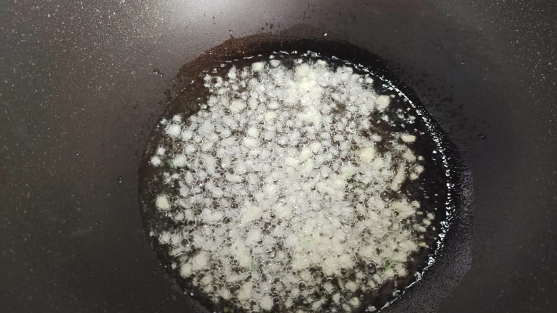 青椒爆炒牛里脊,起油锅,油热后下大蒜生姜末,炒香