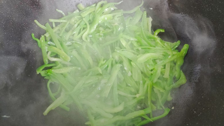 青椒爆炒牛里脊,加入青椒丝,翻炒至断生