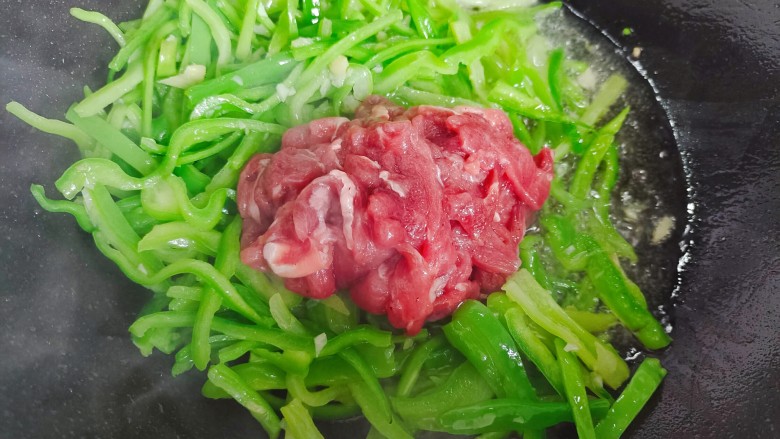 青椒爆炒牛里脊,加入牛肉丝