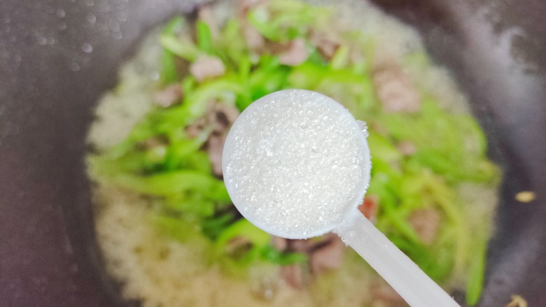 青椒爆炒牛里脊,加一勺细砂糖,翻炒均匀,即可