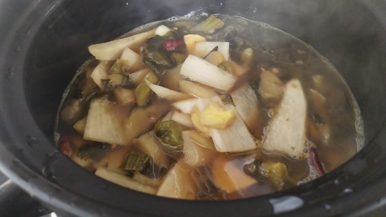 酸菜海鲜锅,再倒入砂锅,加入适量开水,没过食材多一点烧开