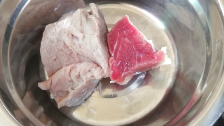 蘑菇炒肉片,洗净猪<a style='color:red;display:inline-block;' href='/shicai/ 429'>瘦肉</a>