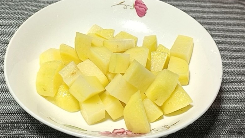 红焖牛肉煲,<a style='color:red;display:inline-block;' href='/shicai/ 23'>土豆</a>去皮洗净,切成小块备用