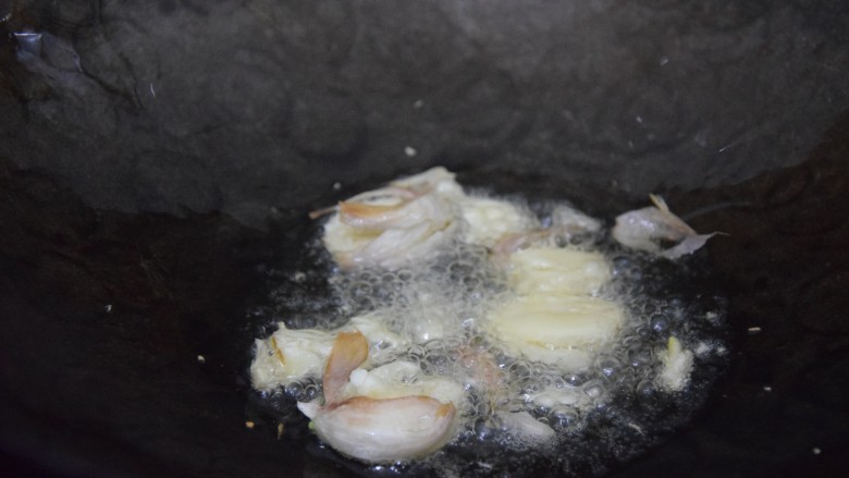 蒜香茭白,热锅凉油,放入大蒜爆香