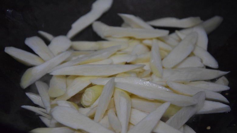 蒜香茭白,倒入茭白,加入少许清水翻炒两三分钟