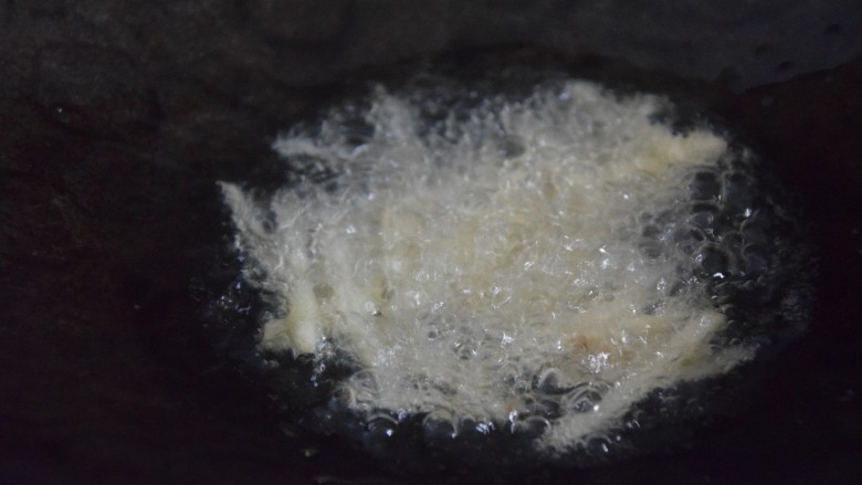 蘑菇炒肉片,热锅凉油,倒入姜丝爆香