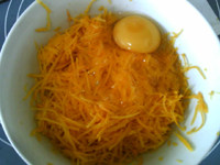 田园南瓜饼,将<a style='color:red;display:inline-block;' href='/shicai/ 9'>鸡蛋</a>磕入南瓜丝中
