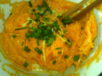 田园南瓜饼,放入姜丝,葱花,搅拌均匀