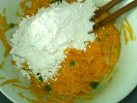 田园南瓜饼,加入<a style='color:red;display:inline-block;' href='/shicai/ 519'>面粉</a>,搅拌成均匀糊状
