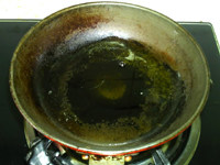 田园南瓜饼,锅中倒油,烧热