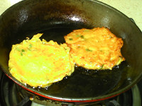田园南瓜饼,底部煎至金黄,翻面
