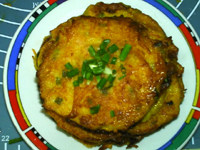 田园南瓜饼,装盘,表面撒少许葱花点缀