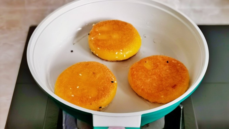 田园南瓜饼,小火煎至两面金黄即可,依次做好。
