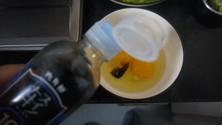 藤椒莴笋炒蛋,将2个鸡蛋打入碗中,倒入5ml酱油,将鸡蛋打散