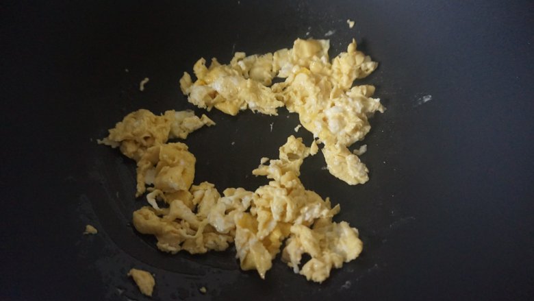 藤椒莴笋炒蛋,待凝结之后,进行翻炒结块盛出