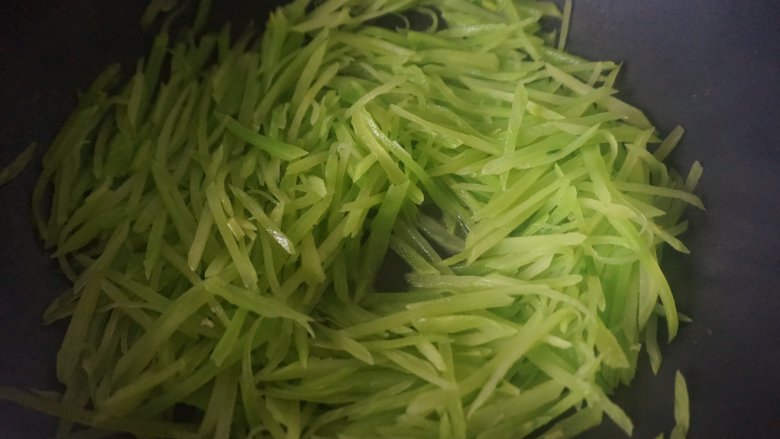 藤椒莴笋炒蛋,翻炒均匀,将莴笋丝炒制有些干瘪