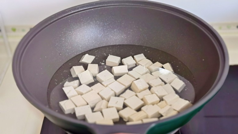 鸡蛋炖豆腐,豆腐块冷水下锅。