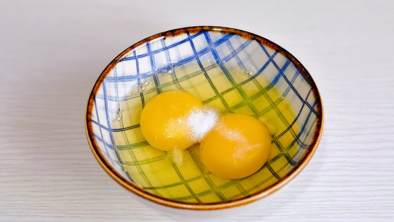 鸡蛋炖豆腐,<a style='color:red;display:inline-block;' href='/shicai/ 9'>鸡蛋</a>磕碗中,加盐。