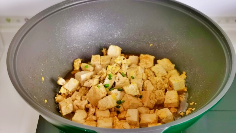 鸡蛋炖豆腐,加入一小碗水,盐烧开炖至入味,撒上送花出锅。