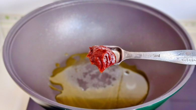 鸡蛋炖豆腐,另起油锅,加入<a style='color:red;display:inline-block;' href='/shicai/ 691'>辣椒酱</a>炒出红油。