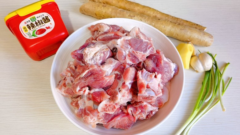 板栗排骨煲,准备食材,<a style='color:red;display:inline-block;' href='/shicai/ 10604'>小排</a>泡冷水,将血水泡出。