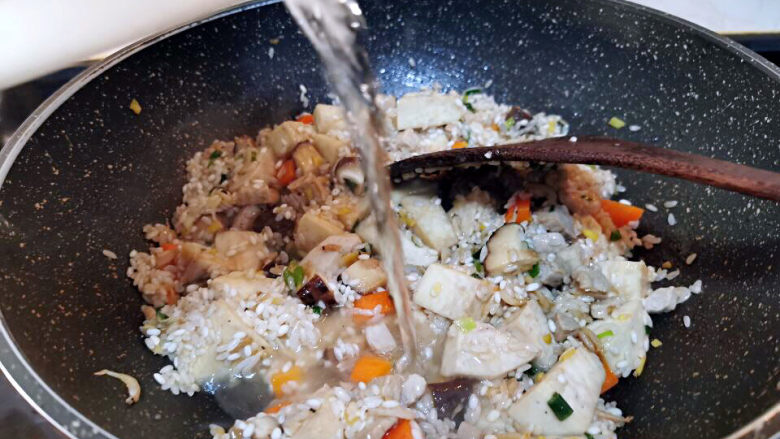 芋头粥,加入水,小火熬煮30分钟,焖10分钟