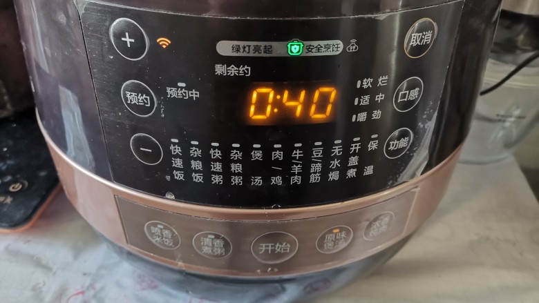 花胶鸡汤,放入高压锅,按煲汤键煮40分钟
