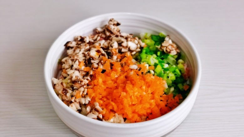 白菜卷肉,葱姜蒜去皮切好,放入<a style='color:red;display:inline-block;' href='/shicai/ 10695'>肉糜</a>中,加入香菇碎,胡萝卜碎。