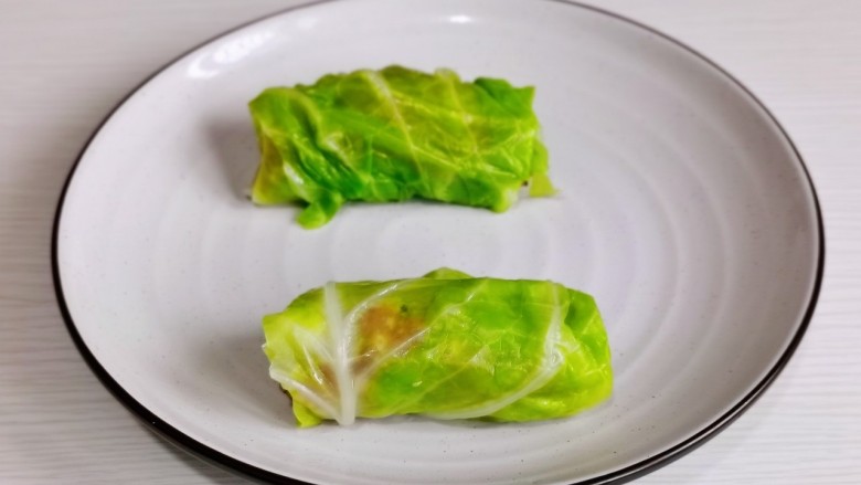 白菜卷肉,两面对折再卷起来即可,适当卷紧一点。