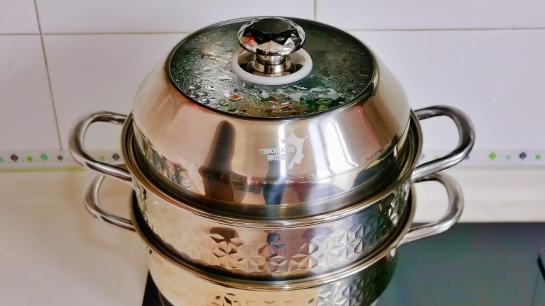 白菜卷肉,盖上盖子,蒸五分钟,取出扇贝,再蒸15分钟。