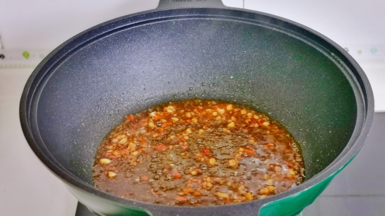 白菜卷肉,起油锅加入蒜末,辣椒碎煸炒,倒入蒸白玉卷的汤汁,烧至浓稠即可。