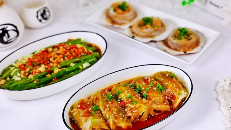 白菜卷肉,今日晚餐,白灼芦笋,翡翠白玉卷,蒜蓉粉丝扇贝。