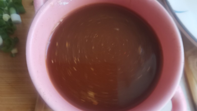 鸡蛋炖豆腐,取一小碗，加入一勺<a style='color:red;display:inline-block;' href='/shicai/ 788'>生抽</a>，一勺<a style='color:red;display:inline-block;' href='/shicai/ 762'>老抽</a>，一勺<a style='color:red;display:inline-block;' href='/shicai/ 721'>蚝油</a>，一勺淀粉搅拌均匀
