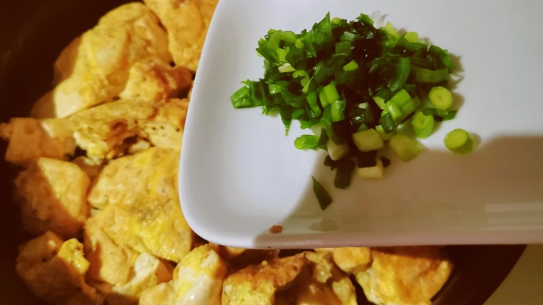 鸡蛋炖豆腐,炖至汤汁变少,撒上香葱,关火出锅。