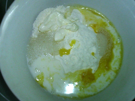 淡奶油小餐包,将除黄油外的面团料倒入大碗,揉成均匀面团。