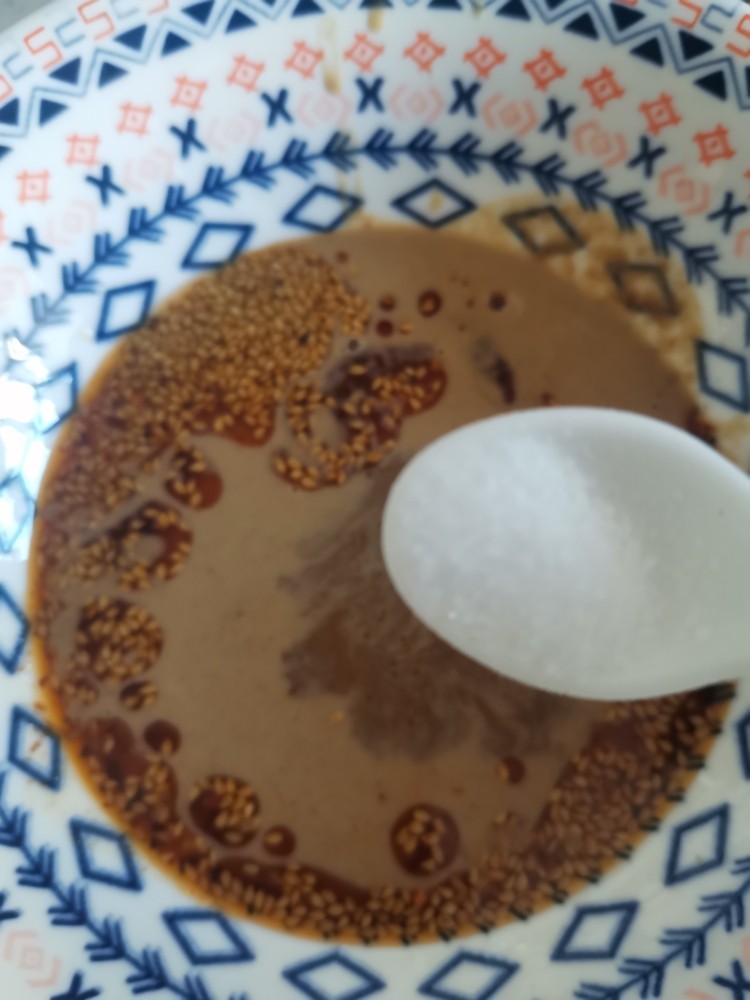 麻辣拌,加入盐等所有调味料