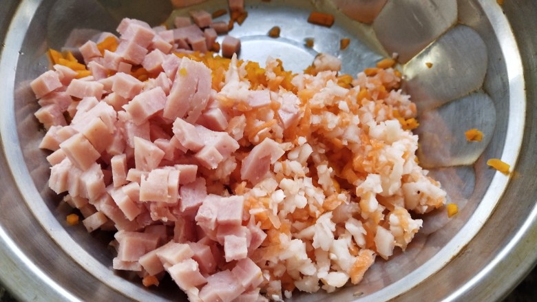 田园南瓜饼,把<a style='color:red;display:inline-block;' href='/shicai/ 25'>胡萝卜</a>,马蹄都切成细碎粒,火腿肠切丁,因它是熟的